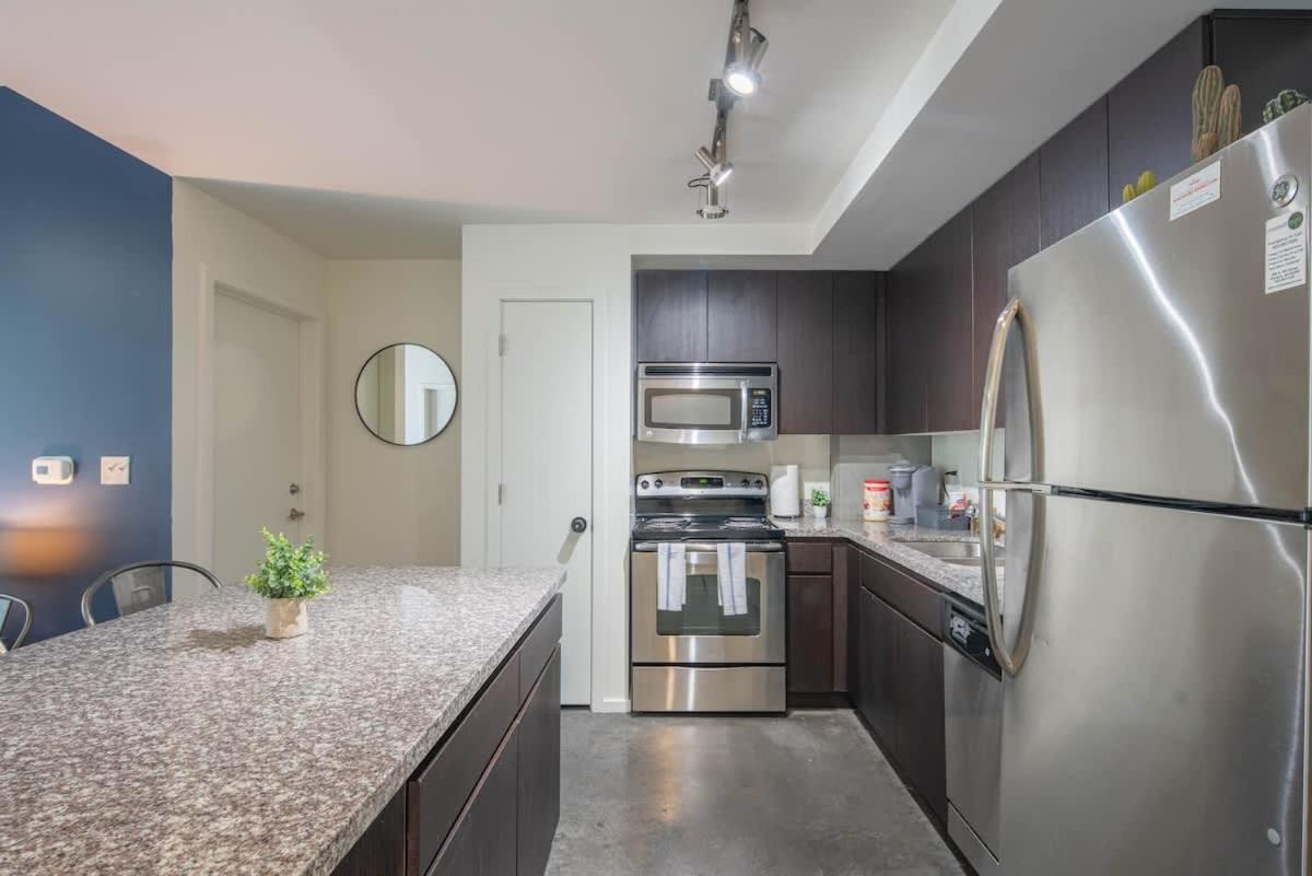 Modern 2bd - Cdt - Gym, Pool, Parking - Sleep 8 *