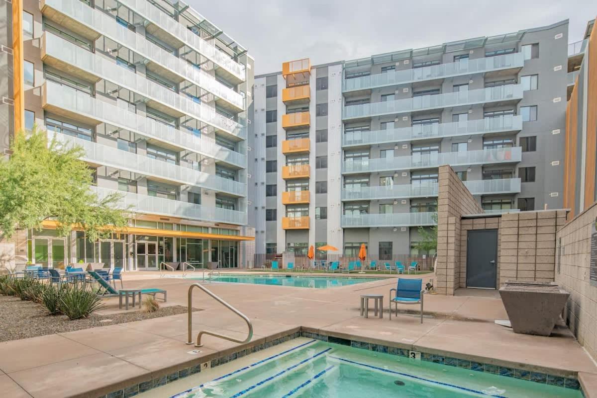 Modern 2bd - Cdt - Gym, Pool, Parking - Sleep 8 Phoenix