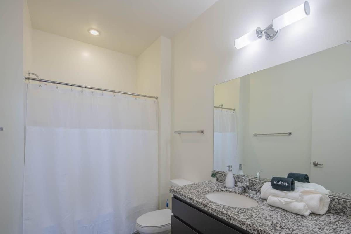 Cozy 2bd - Dt - Gym, Pool, Parking - Sleep 8