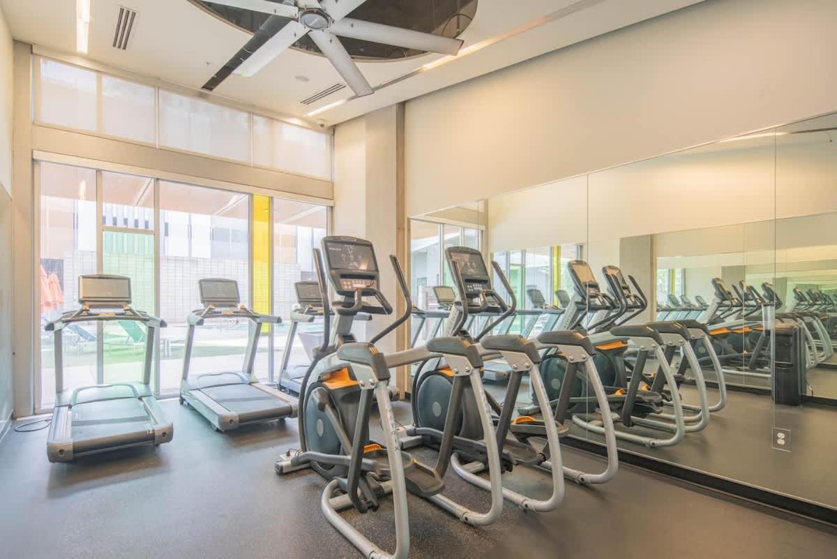 Modern 2bd - Cdt - Gym, Pool, Parking - Sleep 8 Apartment *
