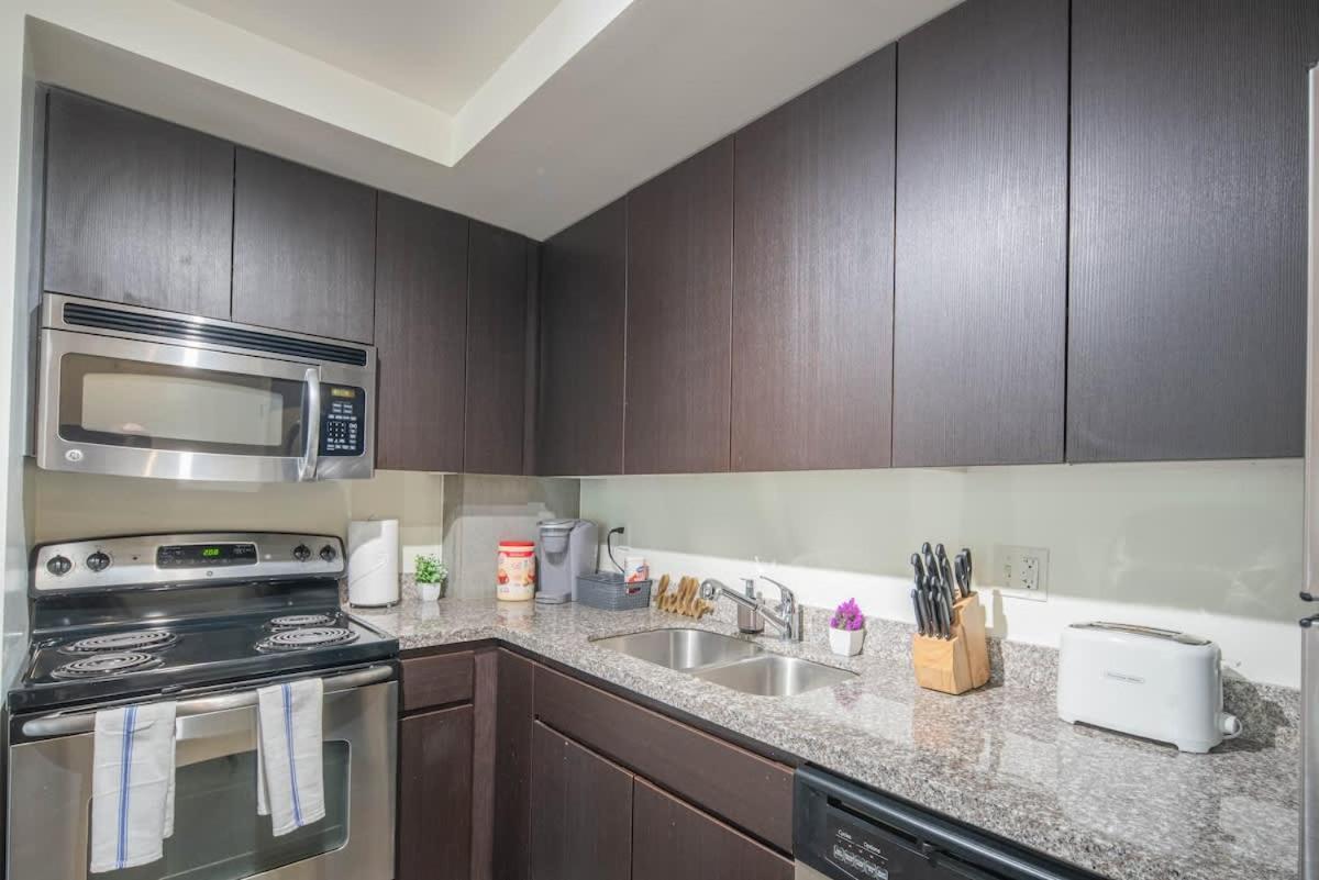 Modern 2bd - Cdt - Gym, Pool, Parking - Sleep 8 Apartment Phoenix