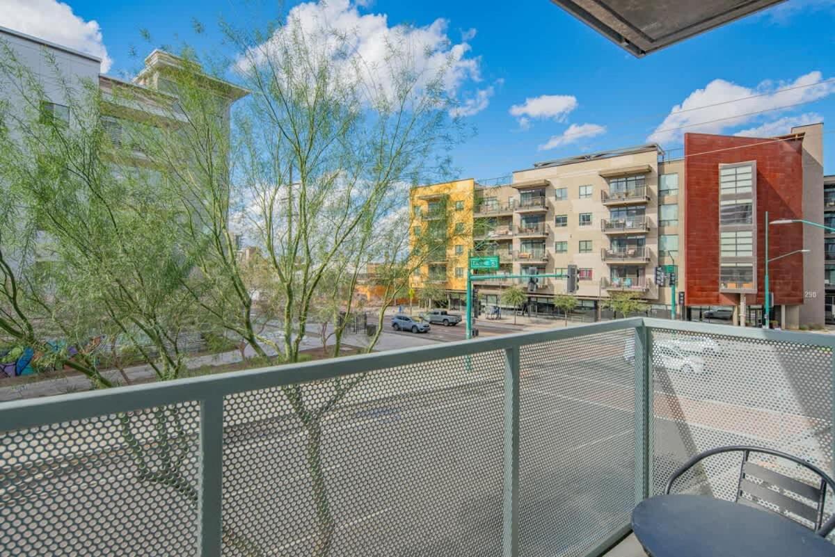 Modern 2bd - Cdt - Gym, Pool, Parking - Sleep 8 Phoenix