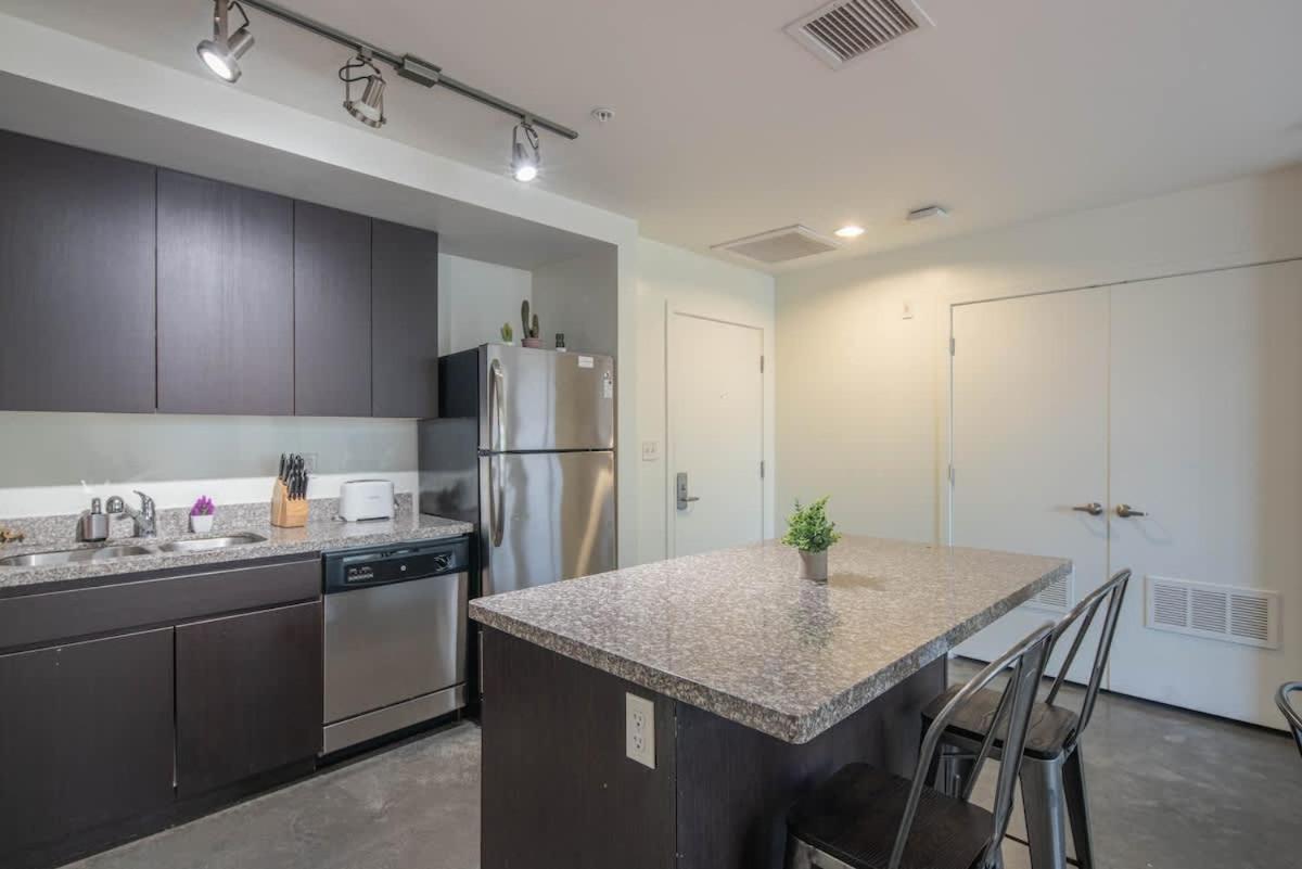 Modern 2bd - Cdt - Gym, Pool, Parking - Sleep 8 Apartment Phoenix