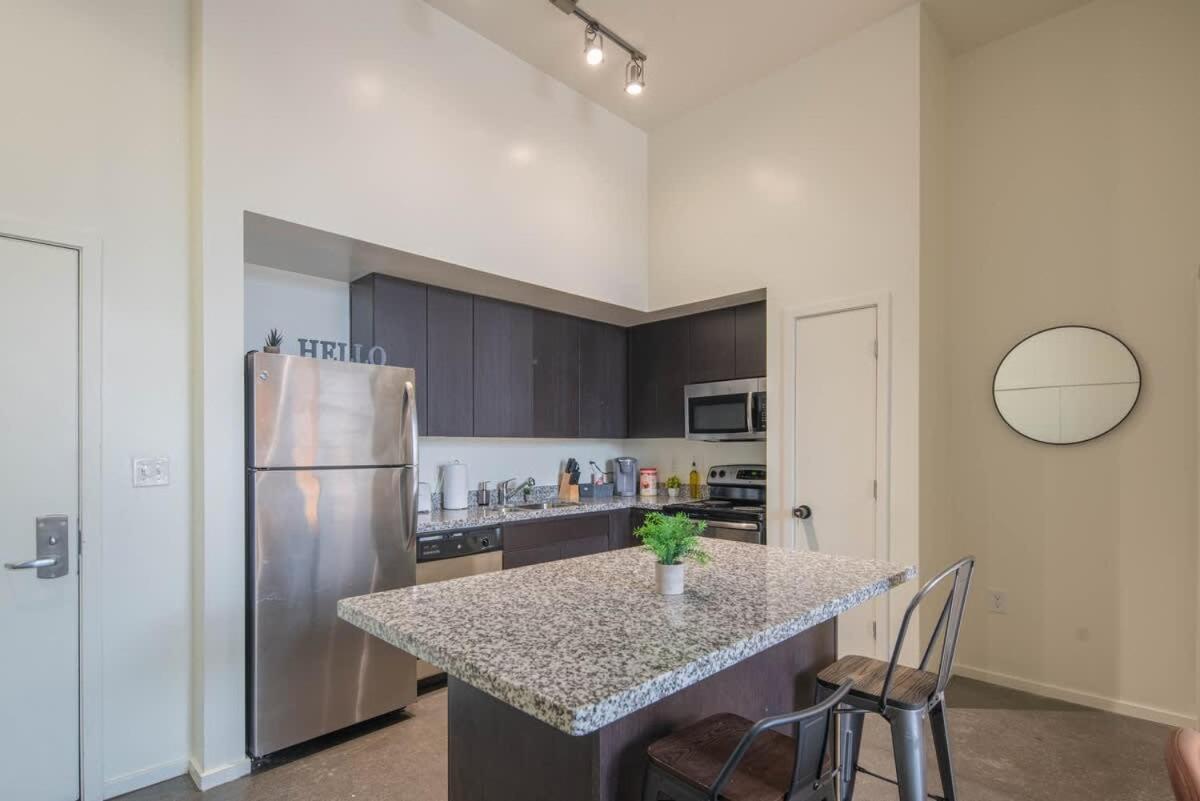 Cozy 2bd - Dt - Gym, Pool, Parking - Sleep 8 *