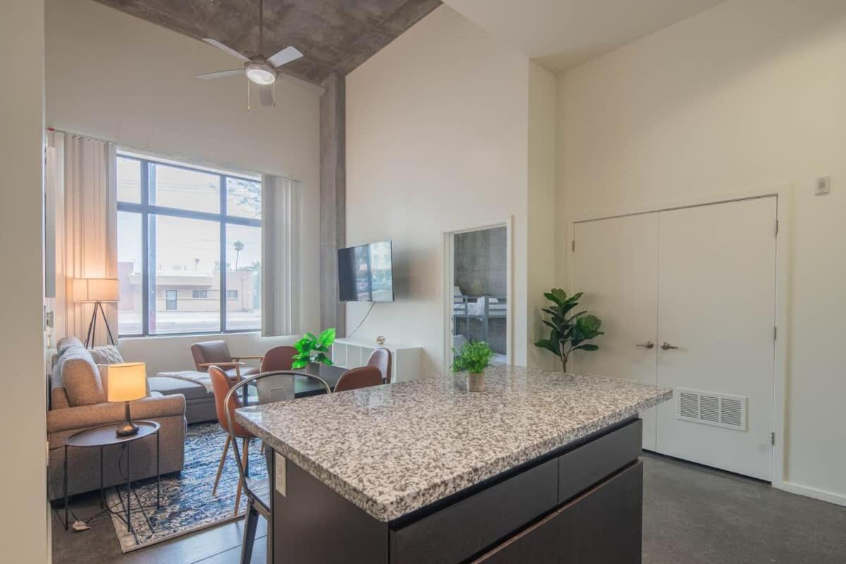 Cozy 2bd - Dt - Gym, Pool, Parking - Sleep 8 Apartamento