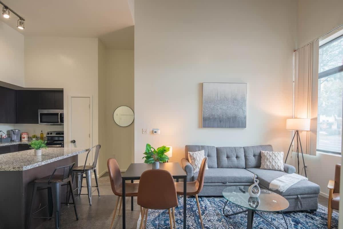 Cozy 2bd - Dt - Gym, Pool, Parking - Sleep 8 Phoenix