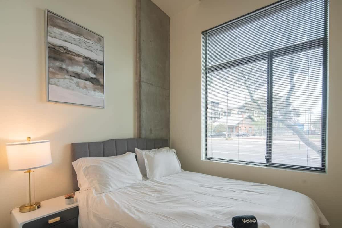 Cozy 2bd - Dt - Gym, Pool, Parking - Sleep 8