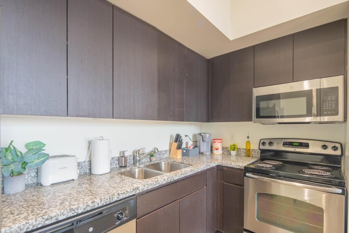 Cozy 2bd - Dt - Gym, Pool, Parking - Sleep 8 Apartamento *