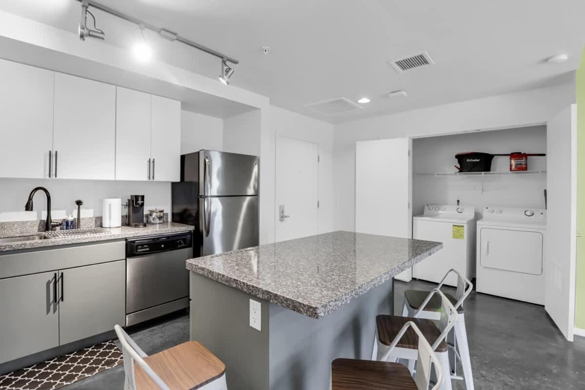 Apartment Centric 2br In Heart Of Dtphx Free Garage Parking