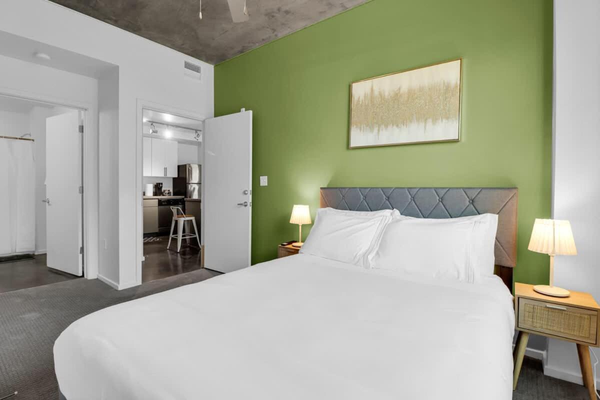 Centric 2br In Heart Of Dtphx Free Garage Parking Apartment *