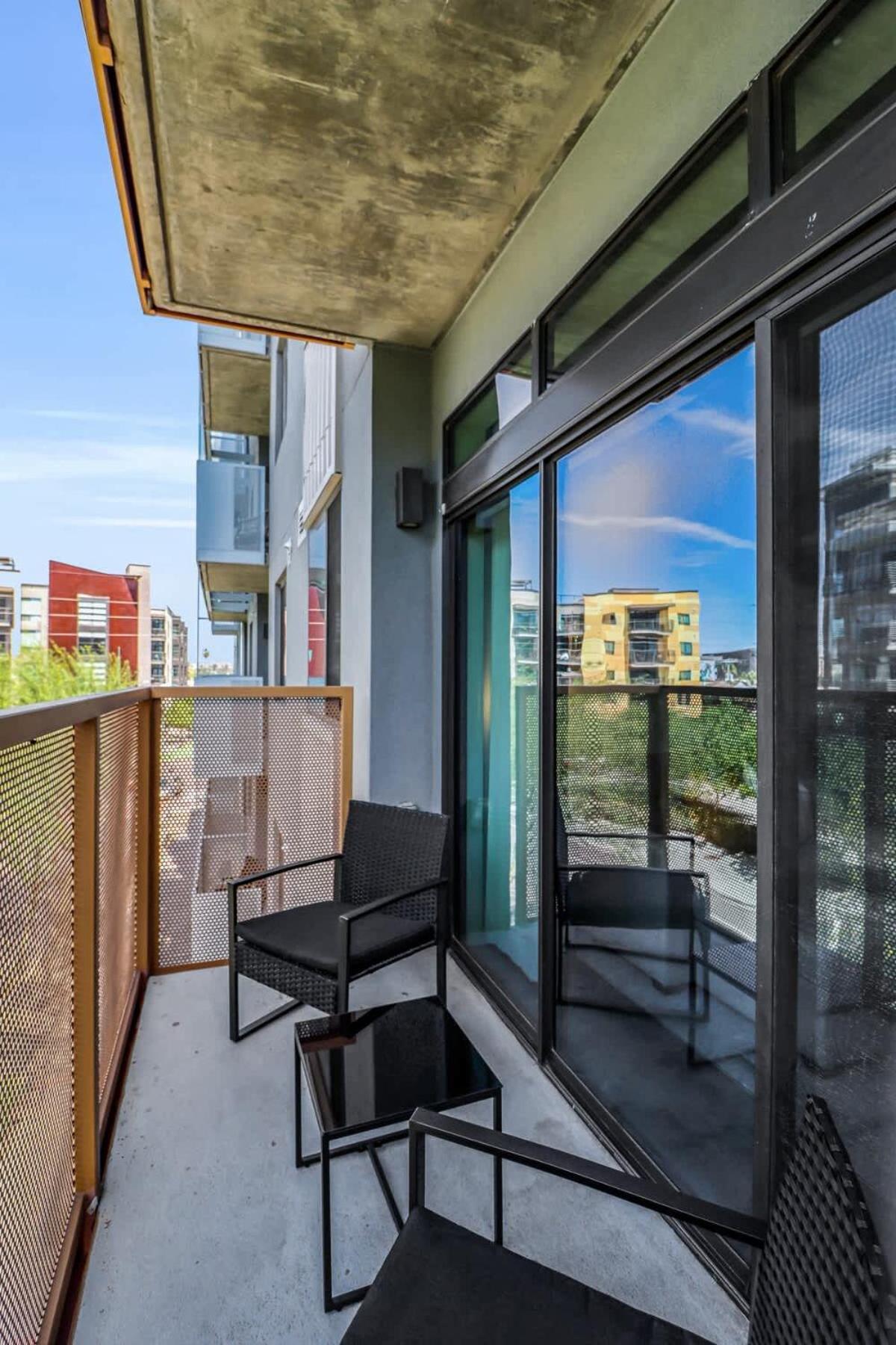 Apartment Centric 2br In Heart Of Dtphx Free Garage Parking *