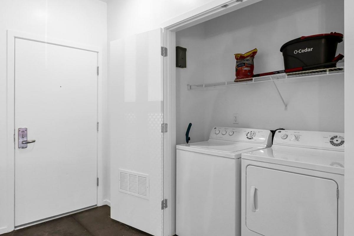 Centric 2br In Heart Of Dtphx Free Parking & Pool * Phoenix