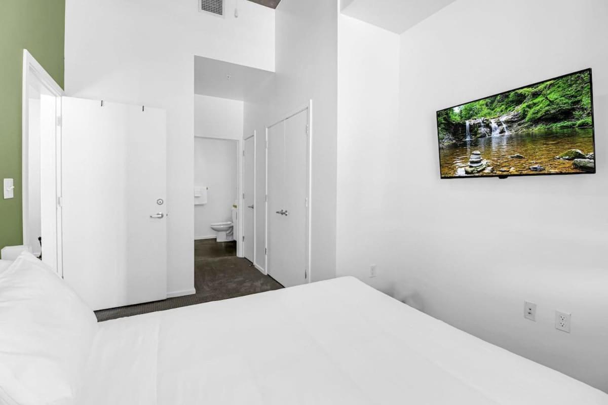 Centric 2br In Heart Of Dtphx Free Parking & Pool Apartment *