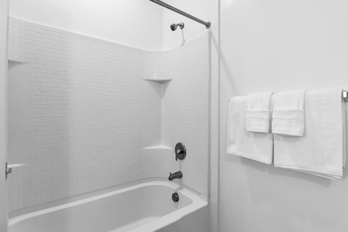 Centric 2br In Heart Of Dtphx Free Parking & Pool *