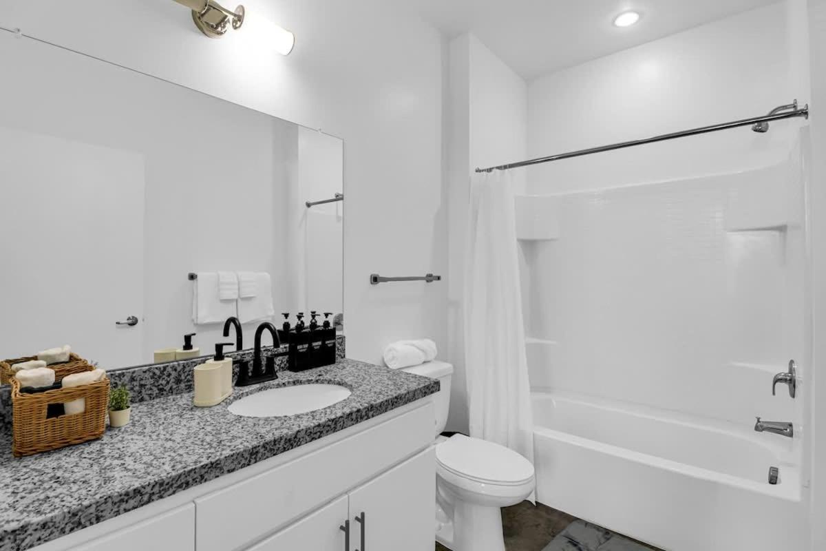 Centric 2br In Heart Of Dtphx Free Parking & Pool * Phoenix