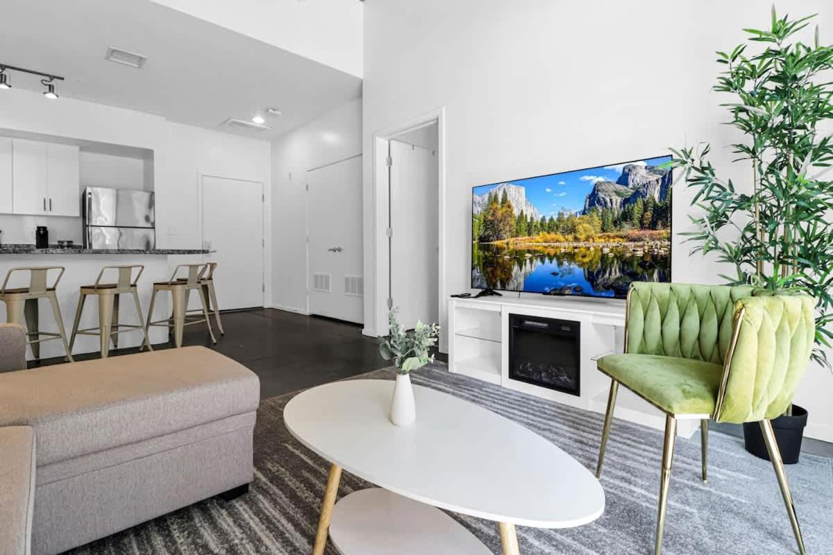 Centric 2br In Heart Of Dtphx Free Parking & Pool Phoenix