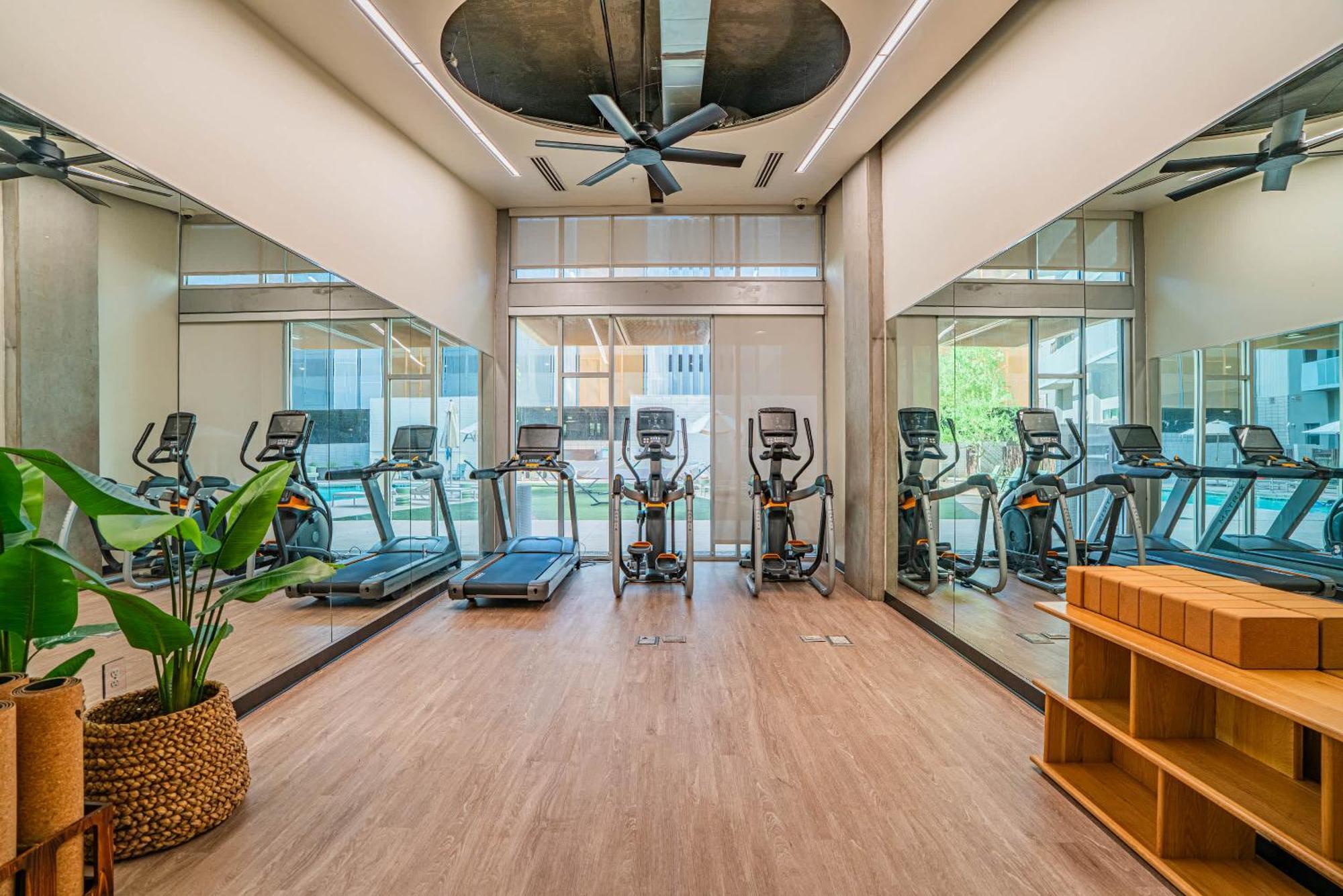 Apartment Striking 2bd - Cdt- Gym, Pool, Parking - Sleep8 *