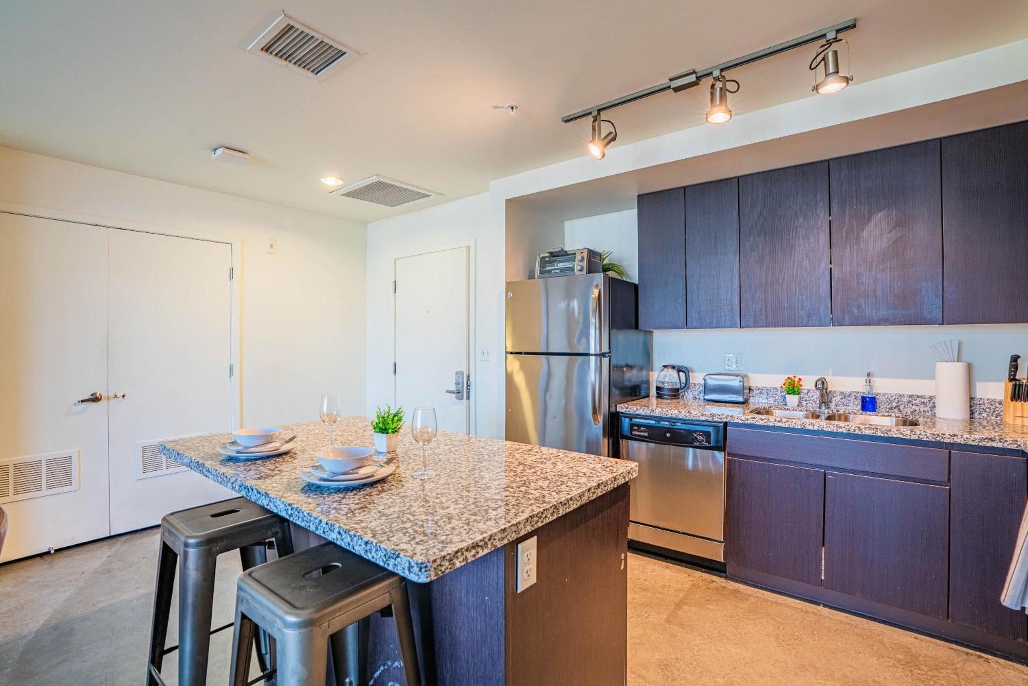Striking 2bd - Cdt- Gym, Pool, Parking - Sleep8 Apartment Phoenix