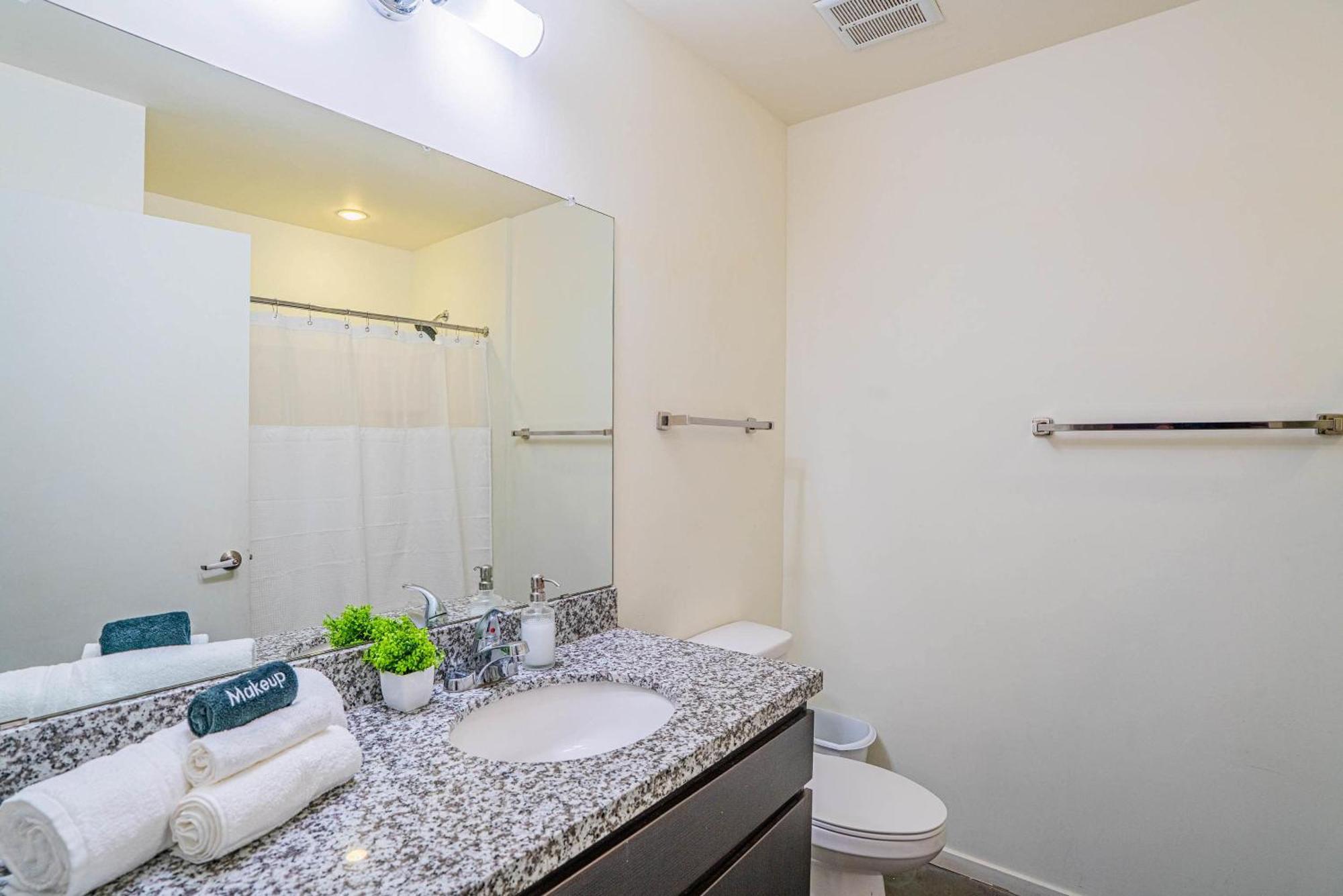 Striking 2bd - Cdt- Gym, Pool, Parking - Sleep8 * Phoenix