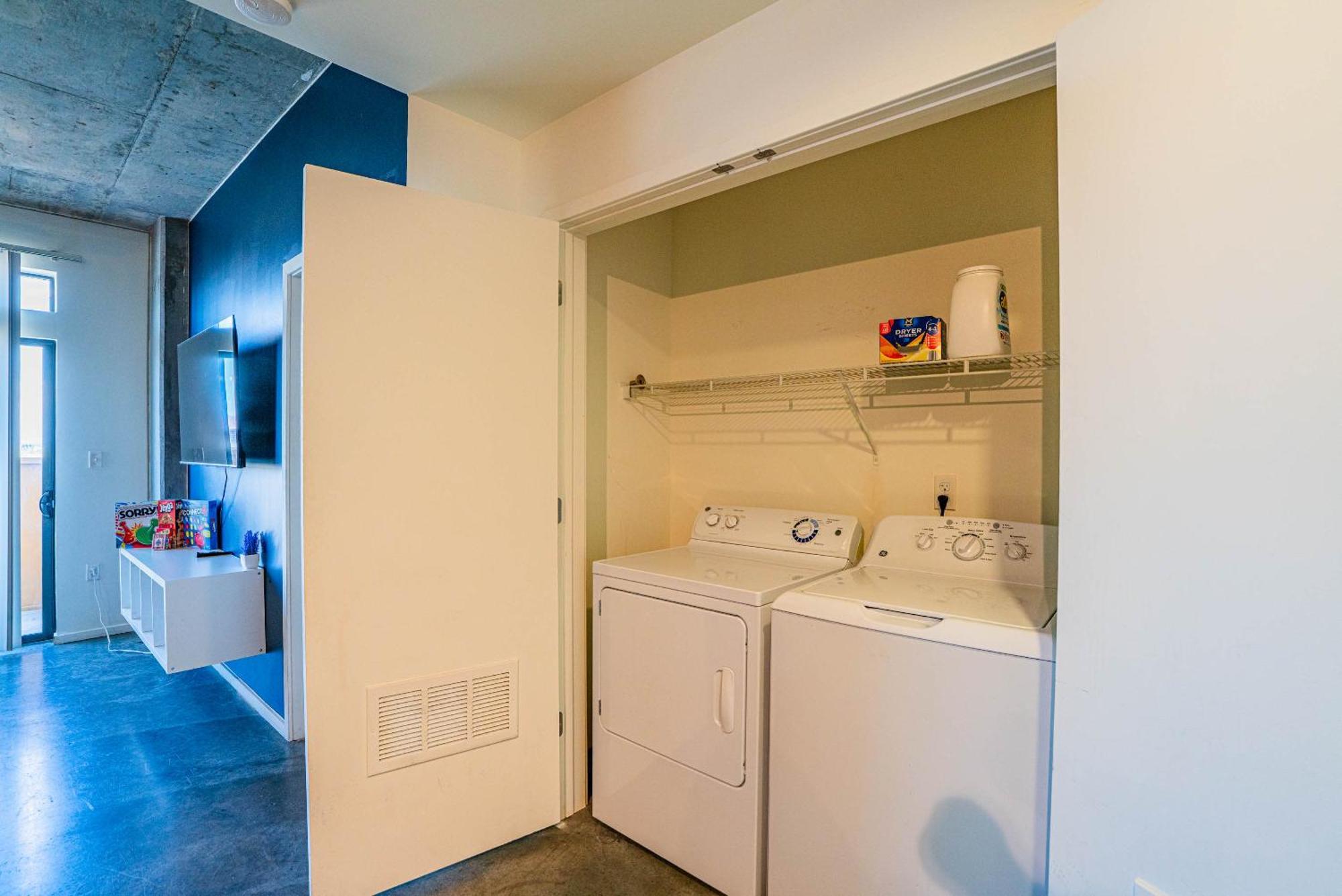 Apartment Striking 2bd - Cdt- Gym, Pool, Parking - Sleep8 Phoenix
