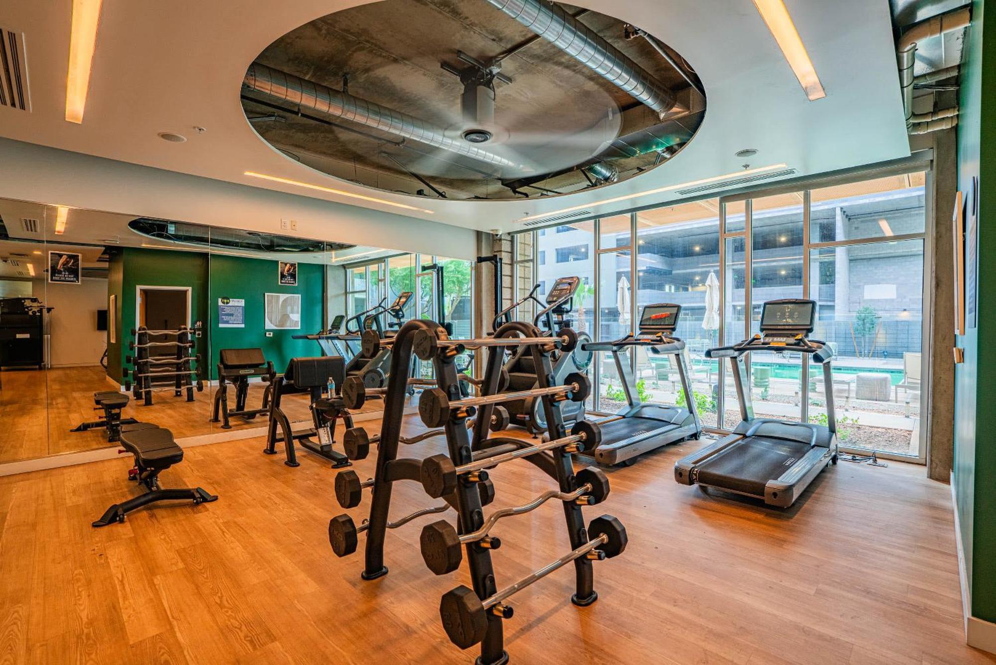 Striking 2bd - Cdt- Gym, Pool, Parking - Sleep8 *