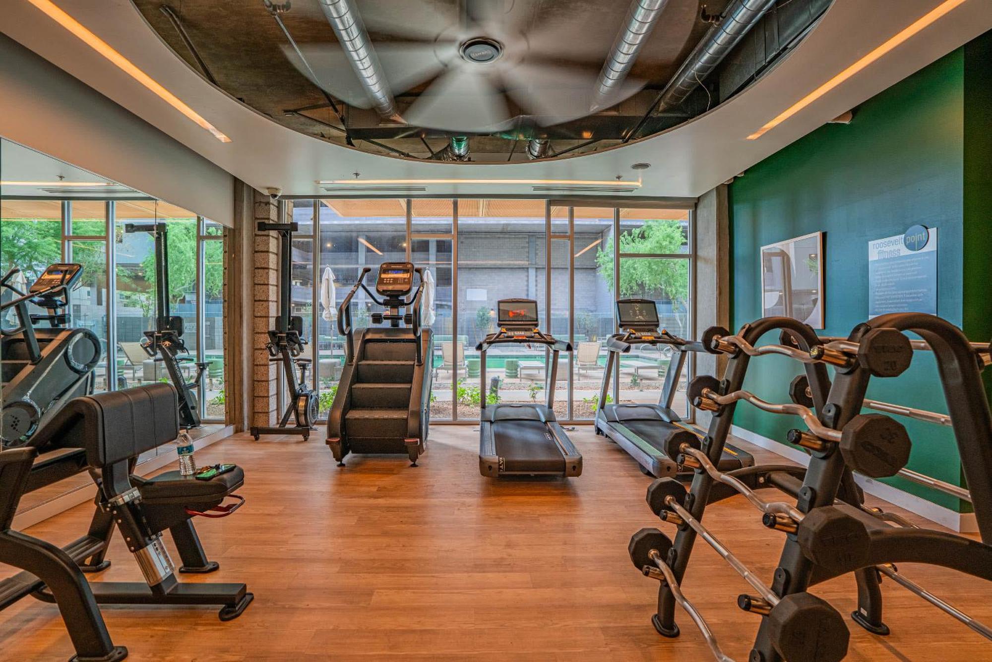 Striking 2bd - Cdt- Gym, Pool, Parking - Sleep8 Phoenix