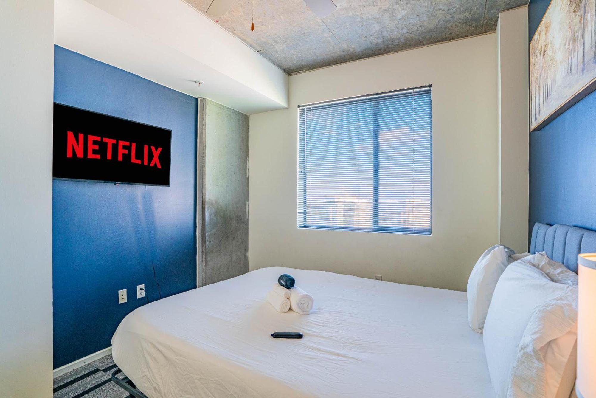 Striking 2bd - Cdt- Gym, Pool, Parking - Sleep8 * Phoenix