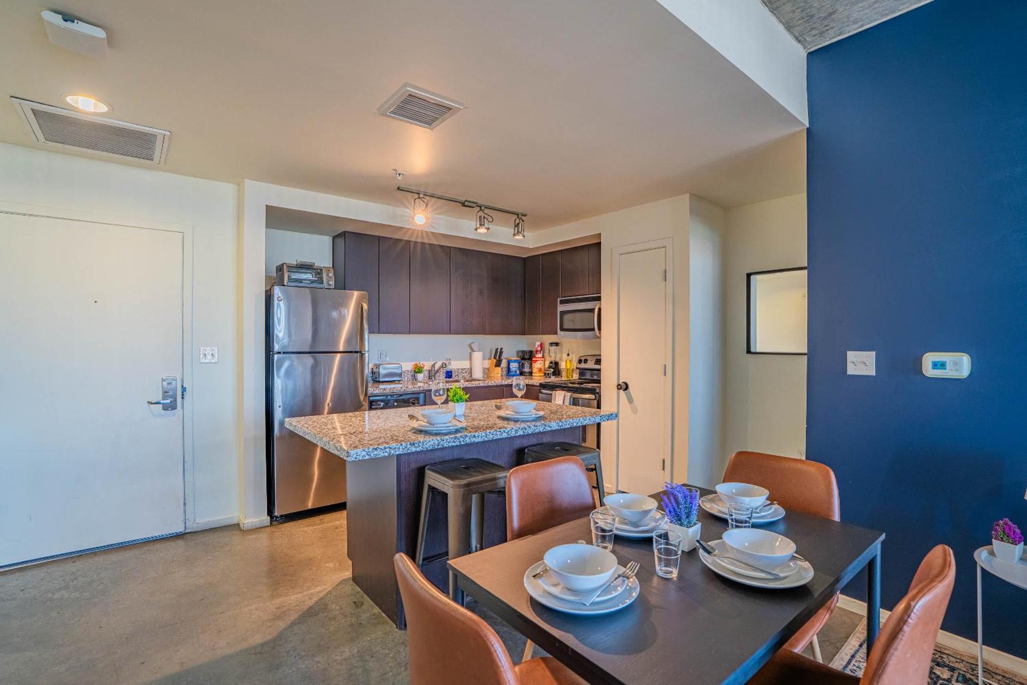 Striking 2bd - Cdt- Gym, Pool, Parking - Sleep8
