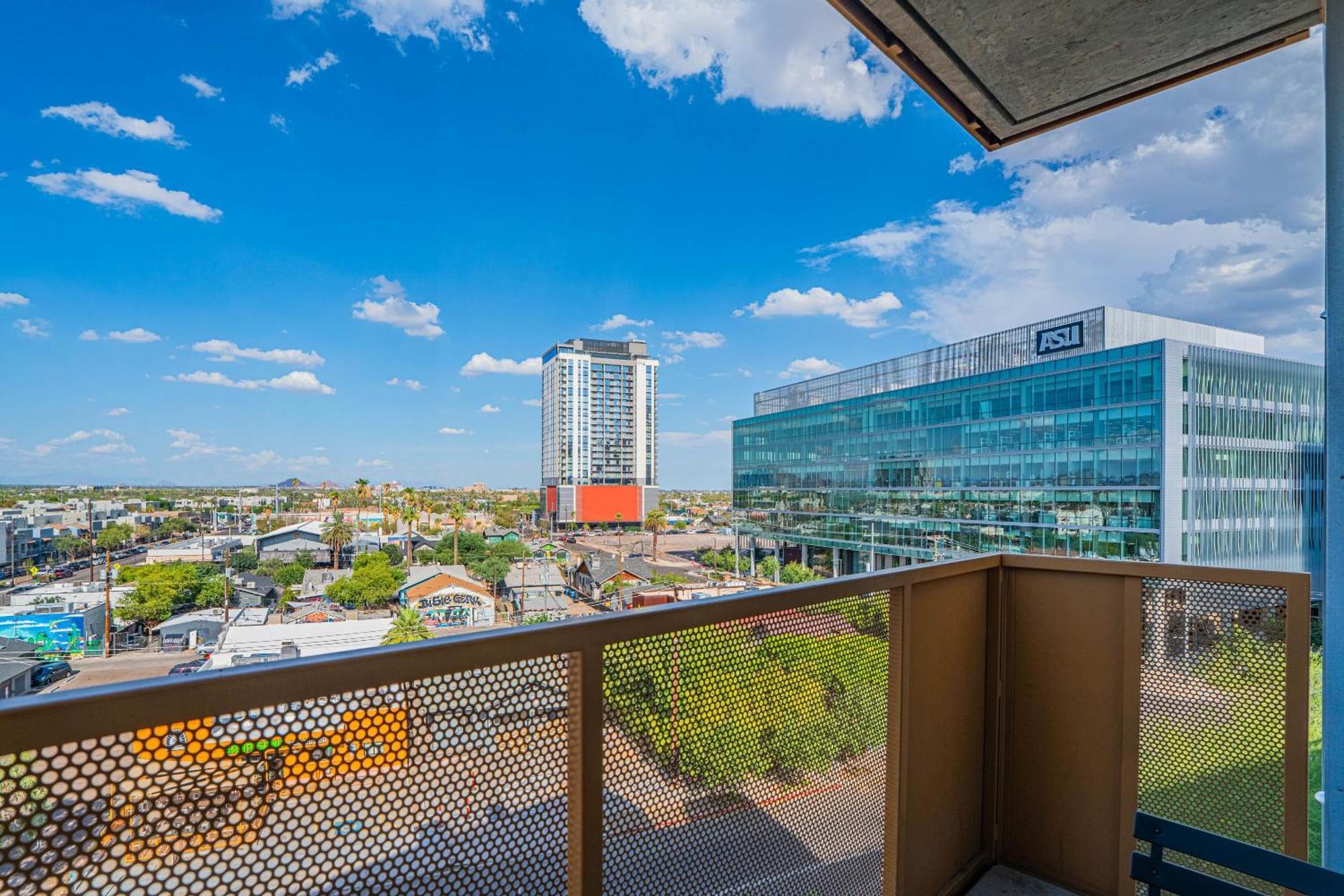 Striking 2bd - Cdt- Gym, Pool, Parking - Sleep8 * Phoenix