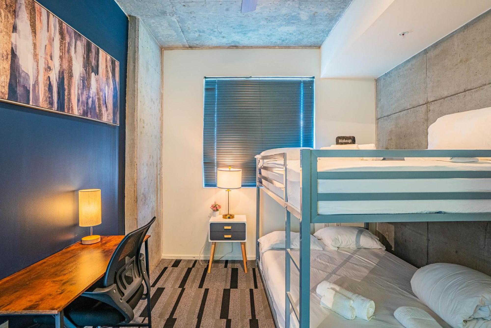 Striking 2bd - Cdt- Gym, Pool, Parking - Sleep8 * Phoenix