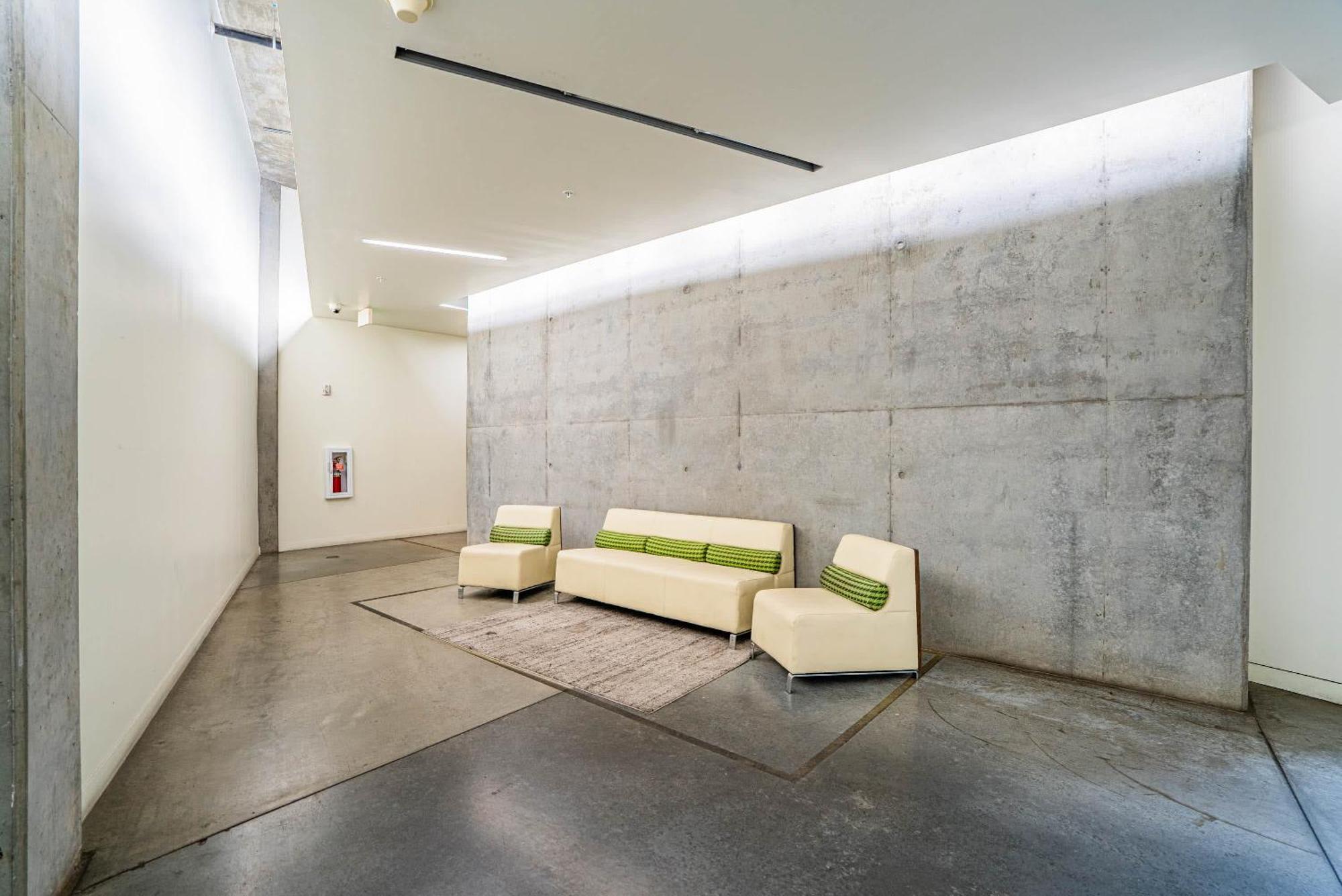 Striking 2bd - Cdt- Gym, Pool, Parking - Sleep8 *