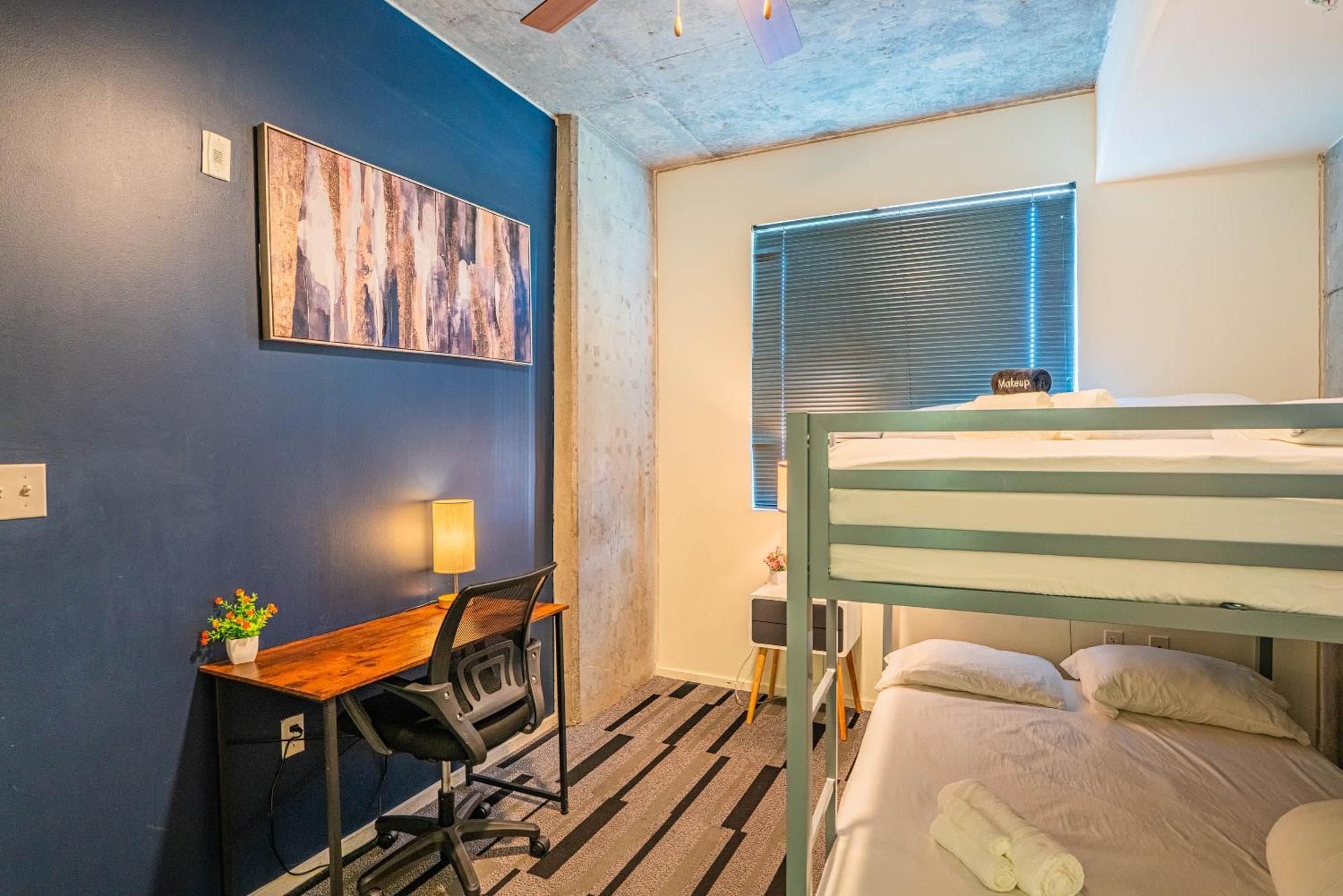 Striking 2bd - Cdt- Gym, Pool, Parking - Sleep8 *