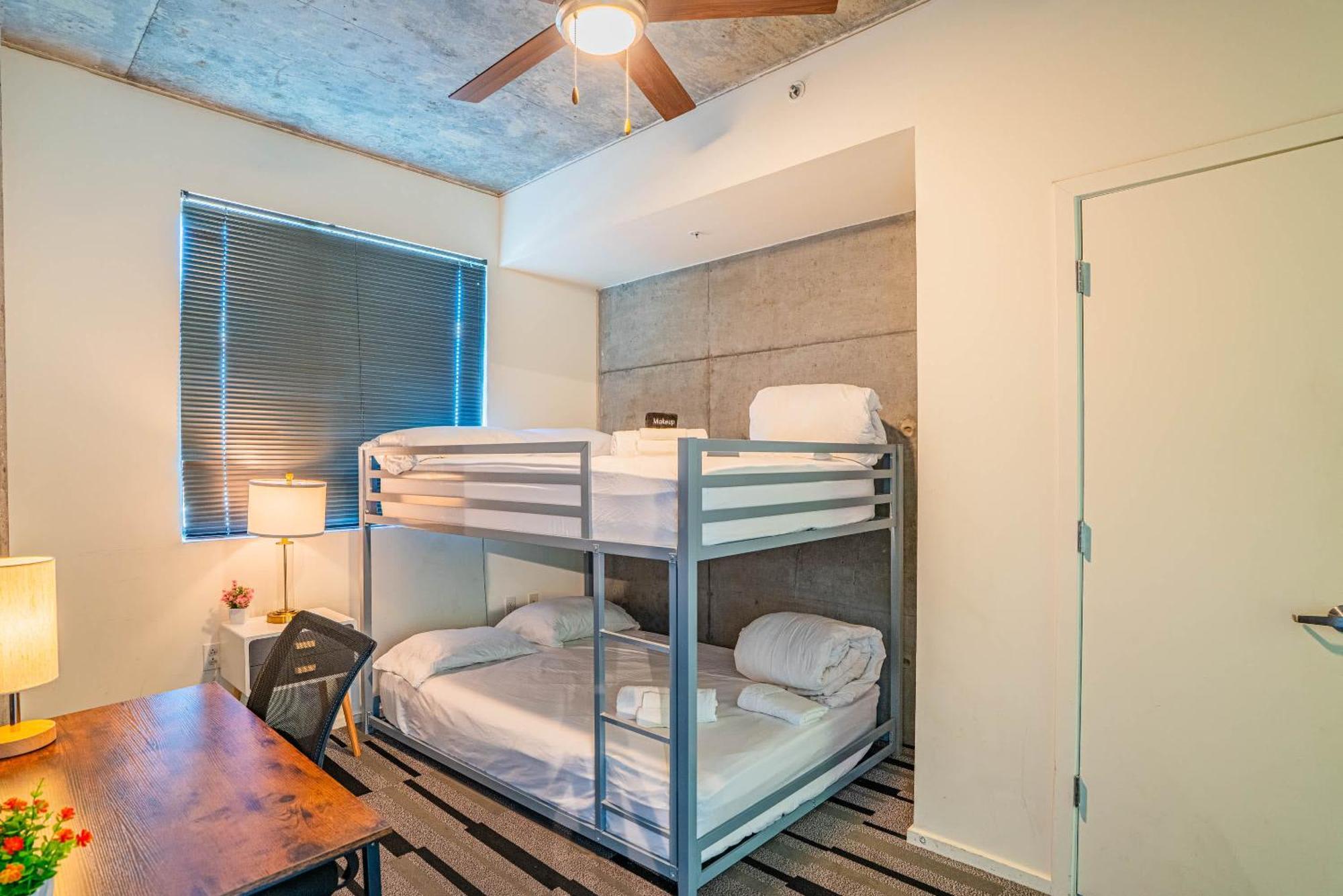 Striking 2bd - Cdt- Gym, Pool, Parking - Sleep8 * Phoenix