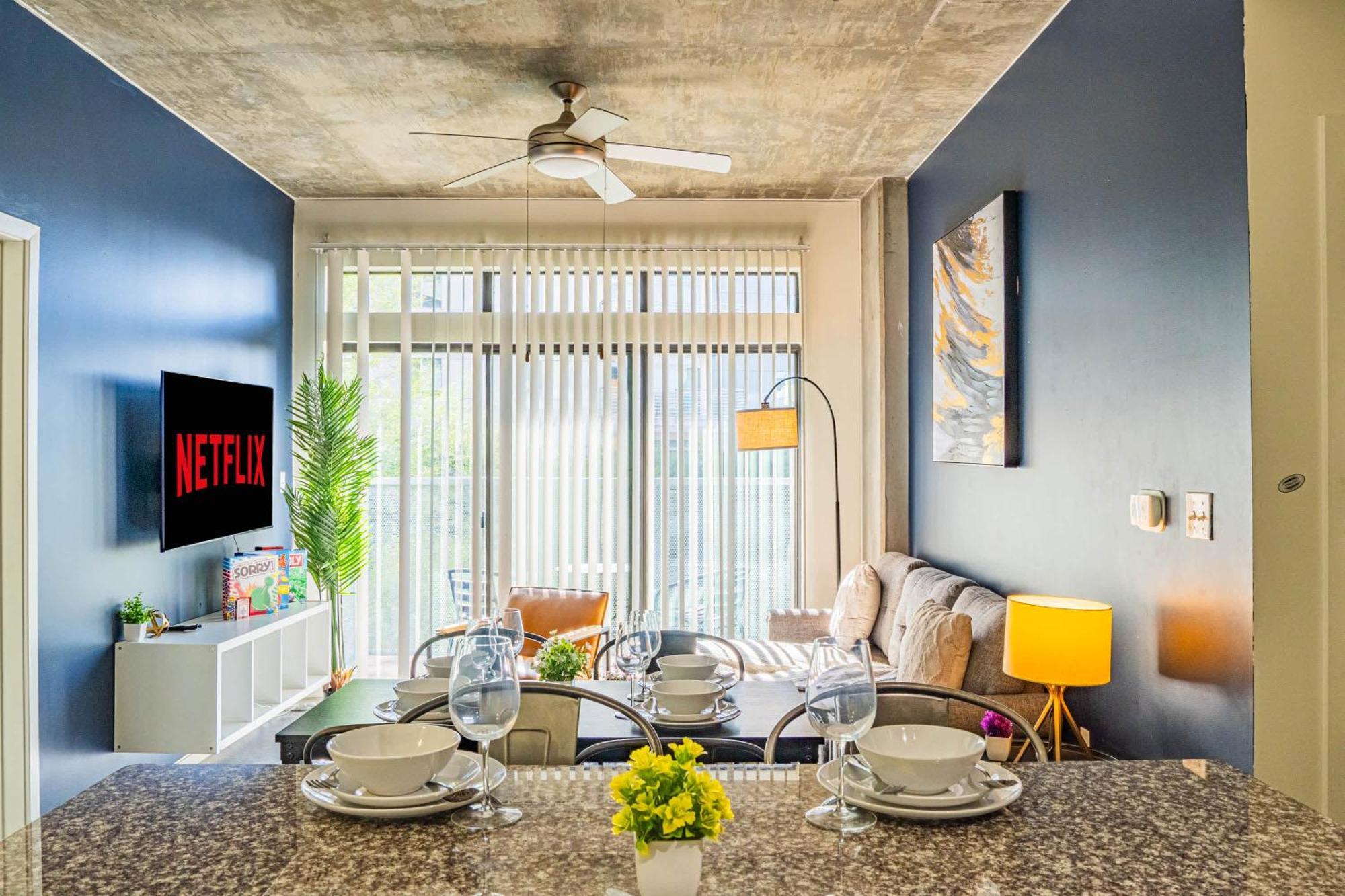 Modern 2bd - Cdt - Gym, Pool, Parking - Sleep 8