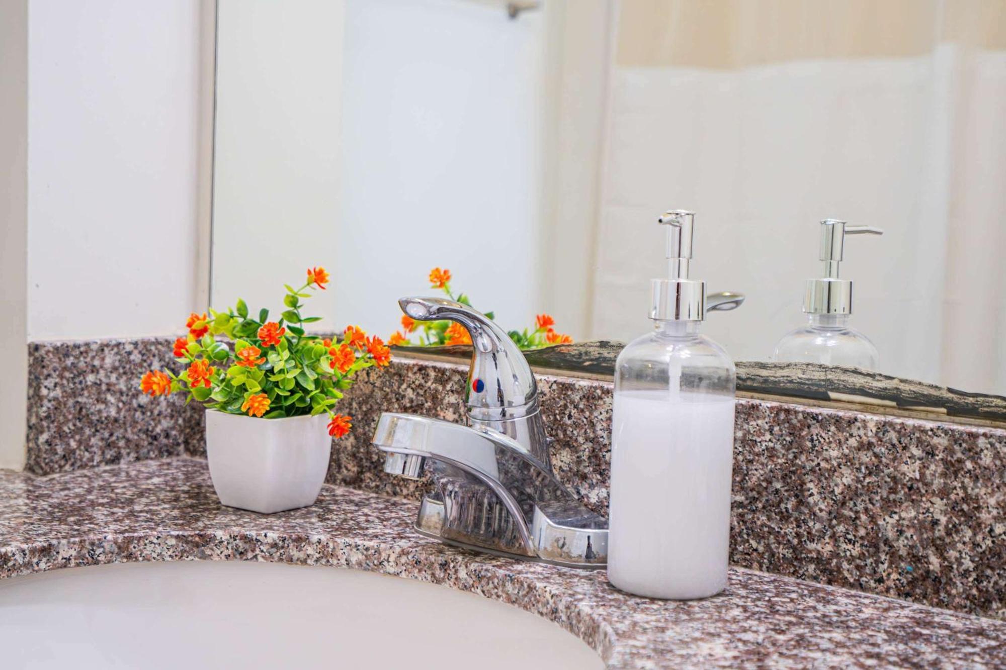 Apartment Modern 2bd - Cdt - Gym, Pool, Parking - Sleep 8