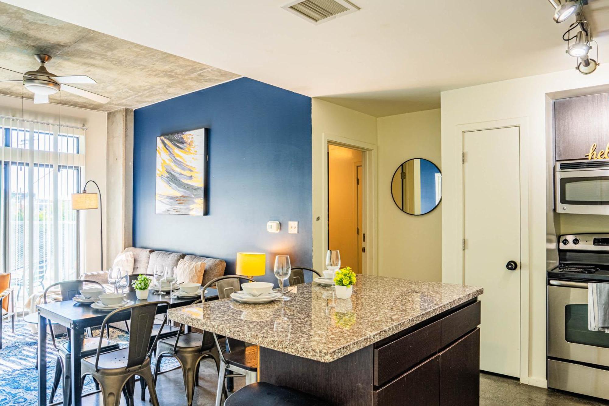 Modern 2bd - Cdt - Gym, Pool, Parking - Sleep 8 Apartment Phoenix
