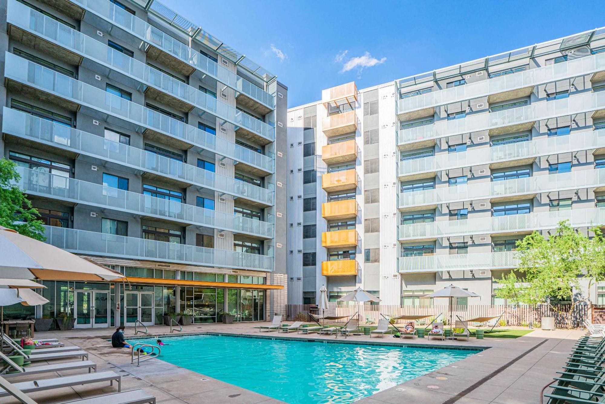 Modern 2bd - Cdt - Gym, Pool, Parking - Sleep 8 Apartment Phoenix