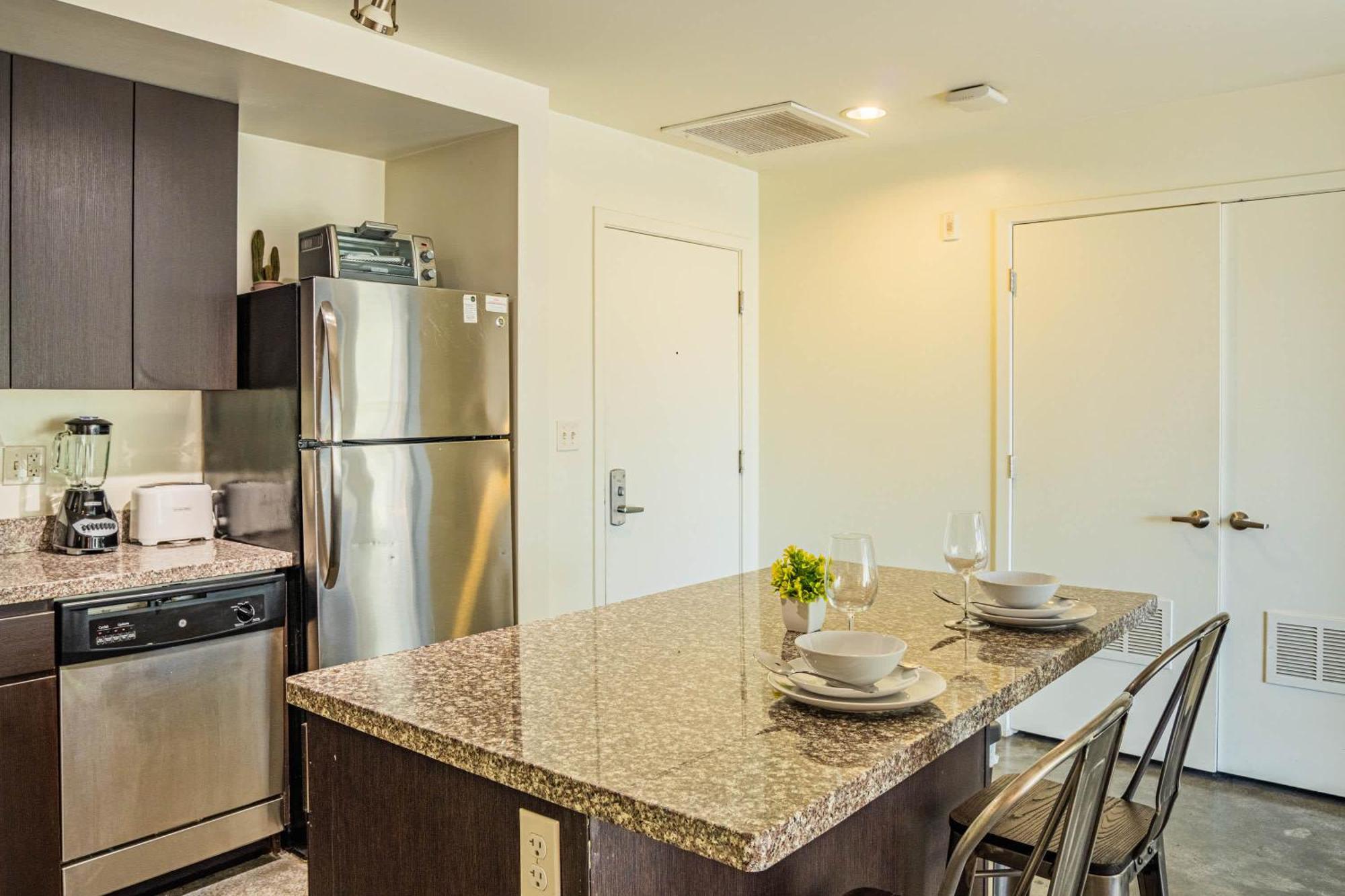 Modern 2bd - Cdt - Gym, Pool, Parking - Sleep 8 Apartment Phoenix