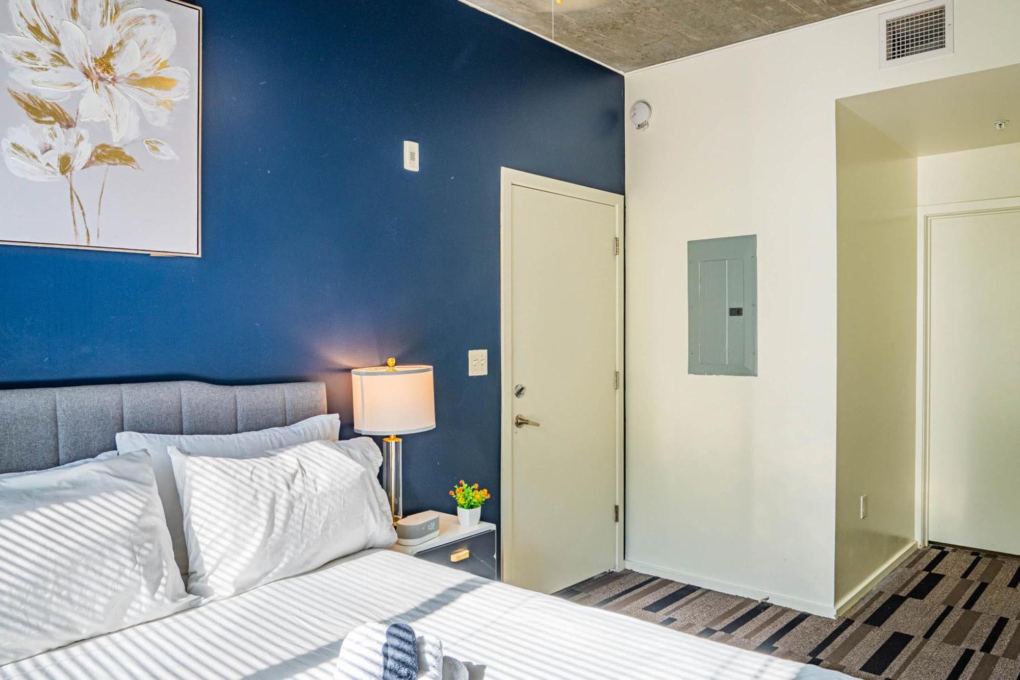 Modern 2bd - Cdt - Gym, Pool, Parking - Sleep 8 Apartment *