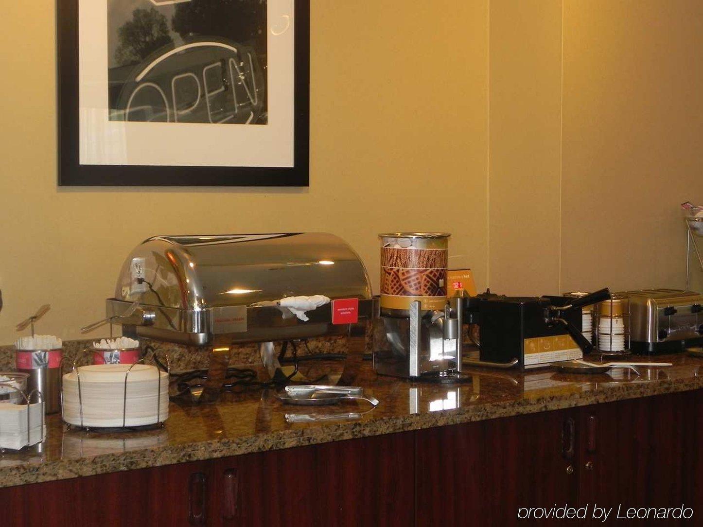 Hampton Airport North Hotel