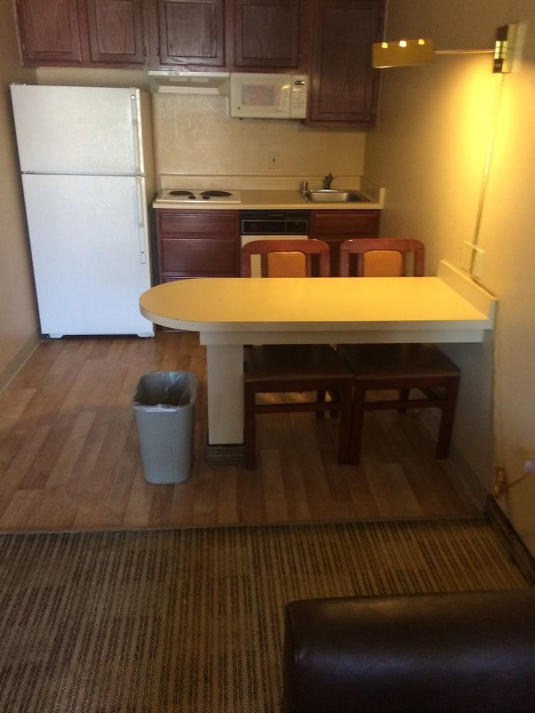 Hometowne Studios By Red Roof Phoenix - Black Canyon Highway Hotel 2*
