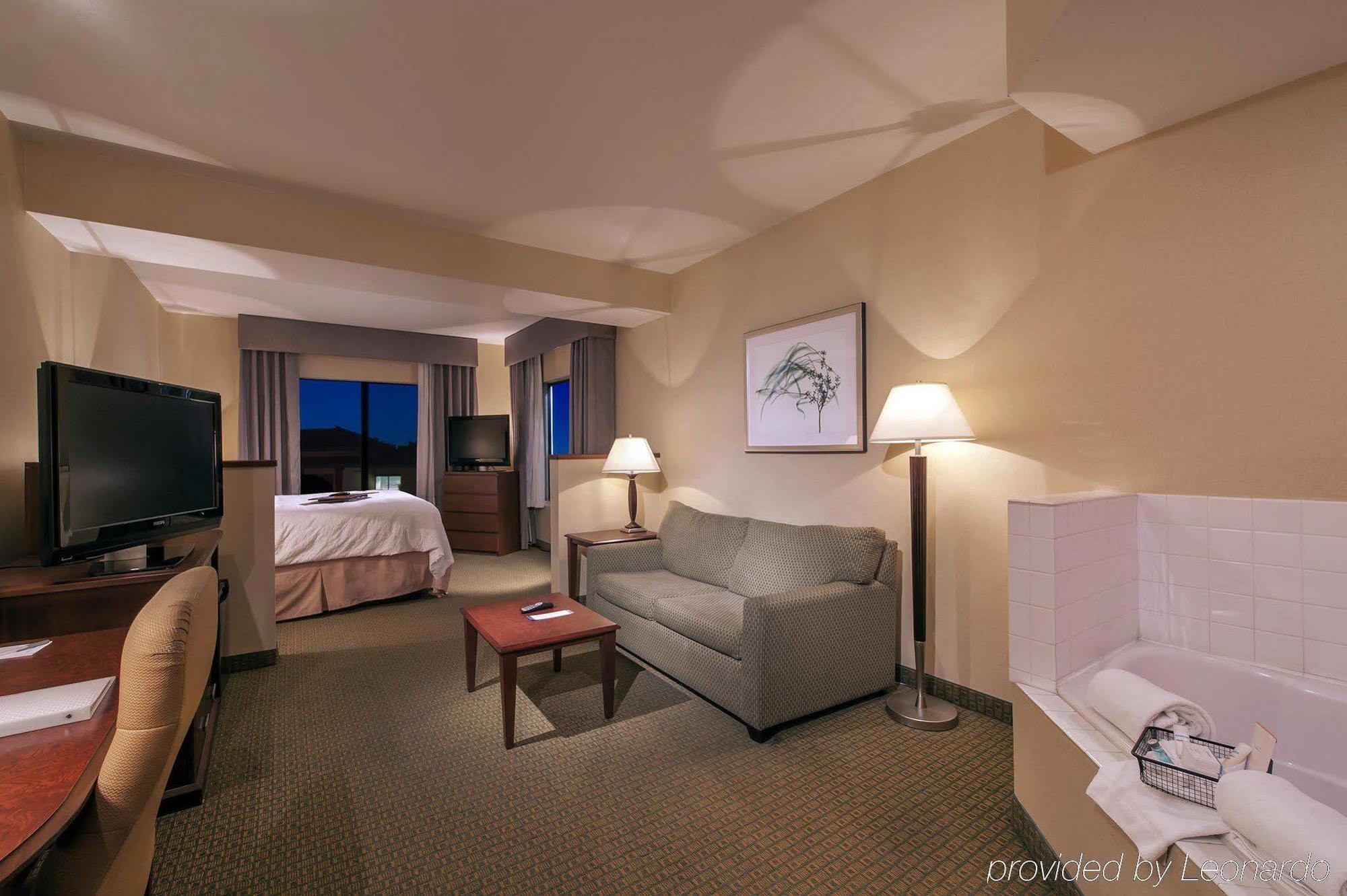 Hampton Airport North 3*