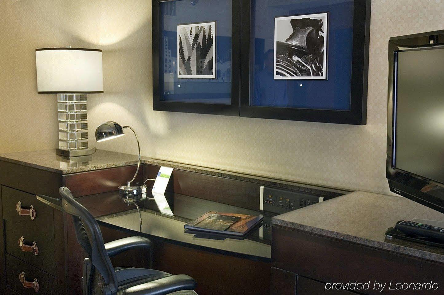 Renaissance Downtown 5*
