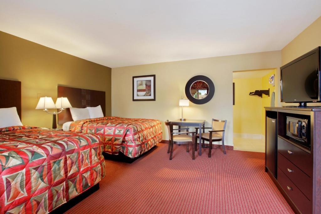 Hotel Super 8 By Wyndham Downtown