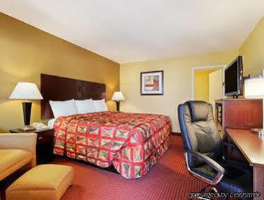 Hotel Super 8 By Wyndham Downtown 3*