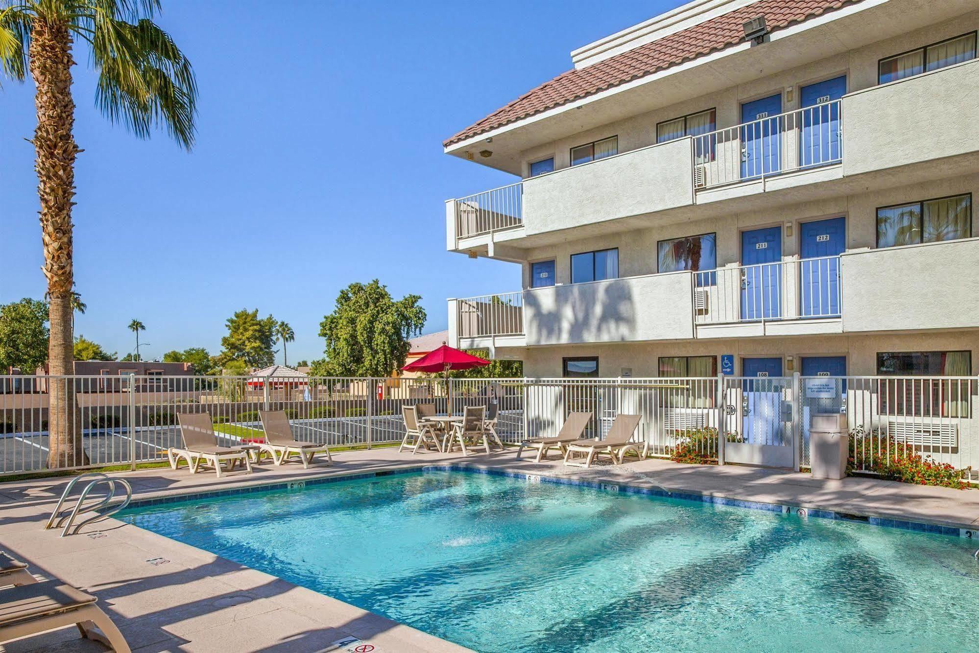 Hotel 6-phoenix, Az - West Phoenix