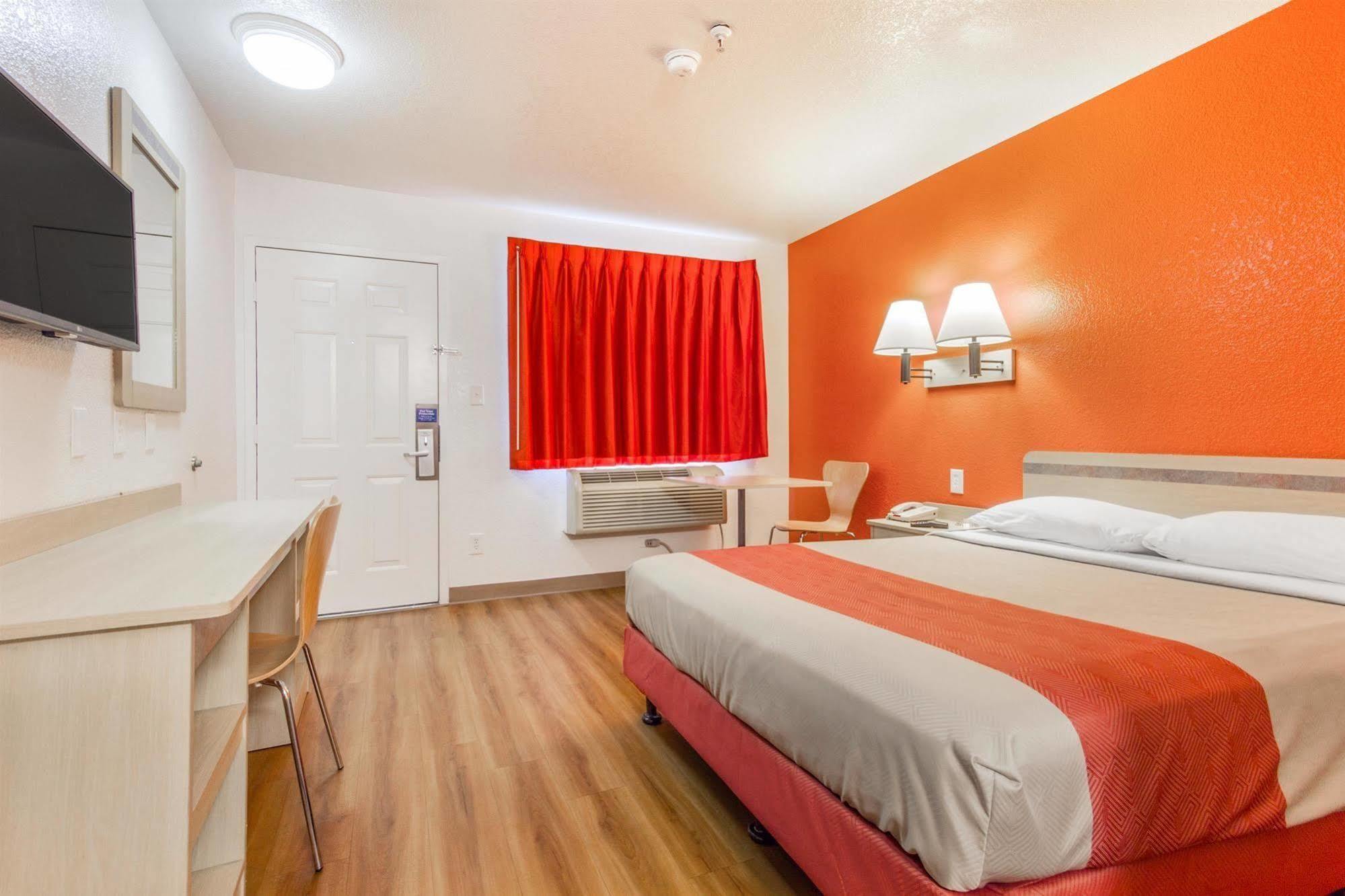 Hotel 6-phoenix, Az - West Phoenix