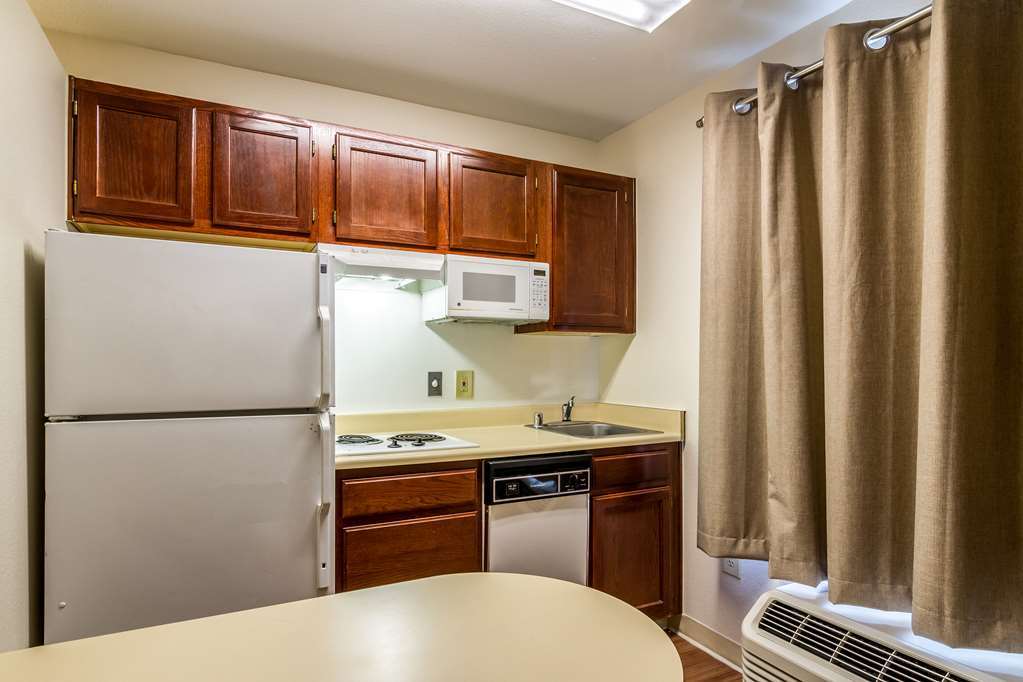 Hometowne Studios By Red Roof Phoenix - Black Canyon Highway Hotel 2*