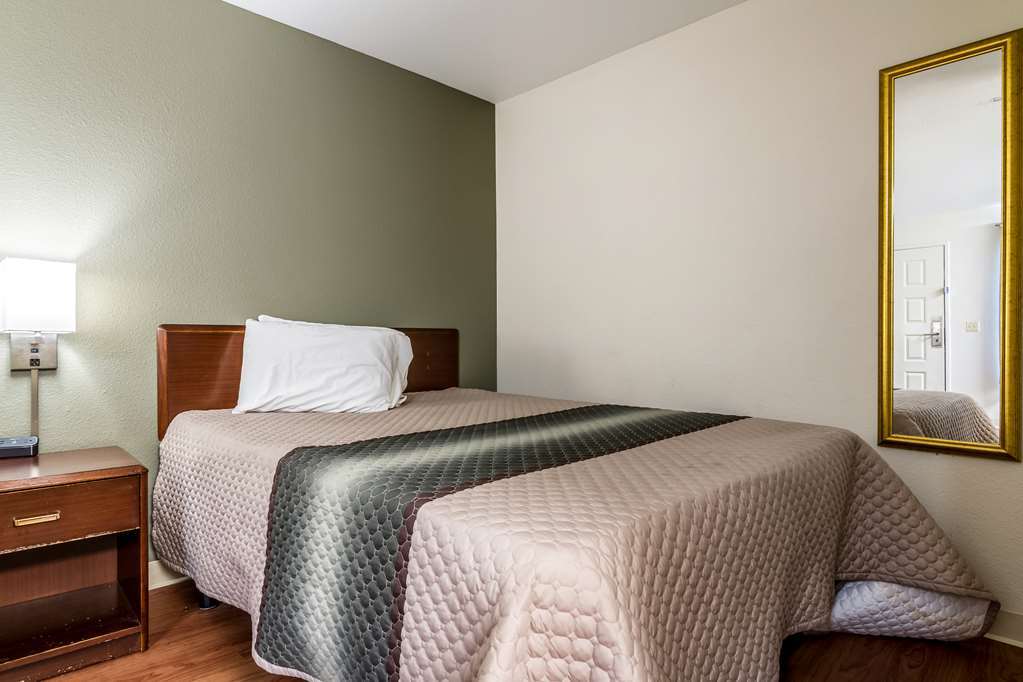 Hotel Hometowne Studios By Red Roof Phoenix - Black Canyon Highway 2*