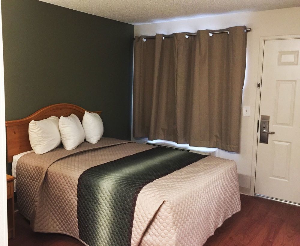 Hometowne Studios By Red Roof Phoenix - Black Canyon Highway Hotel Phoenix